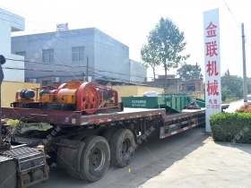 兩台小型對輥草莓视频污在线观看和直線振動篩發往江蘇南通處理矽石