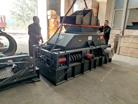 2PG800X600中型對輥草莓视频污在线观看發往四川瀘州用瓜子石製砂